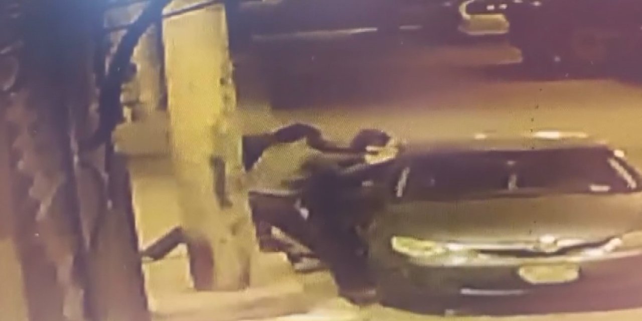 Park halindeki otomobilin camını kırdılar; o anlar kamerada