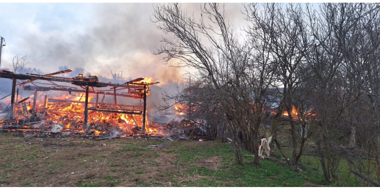 Kastamonu'da korkutan yangın: 3 ev, 6 ahır, 9 samanlık ve 2 ambar kullanılamaz hale geldi