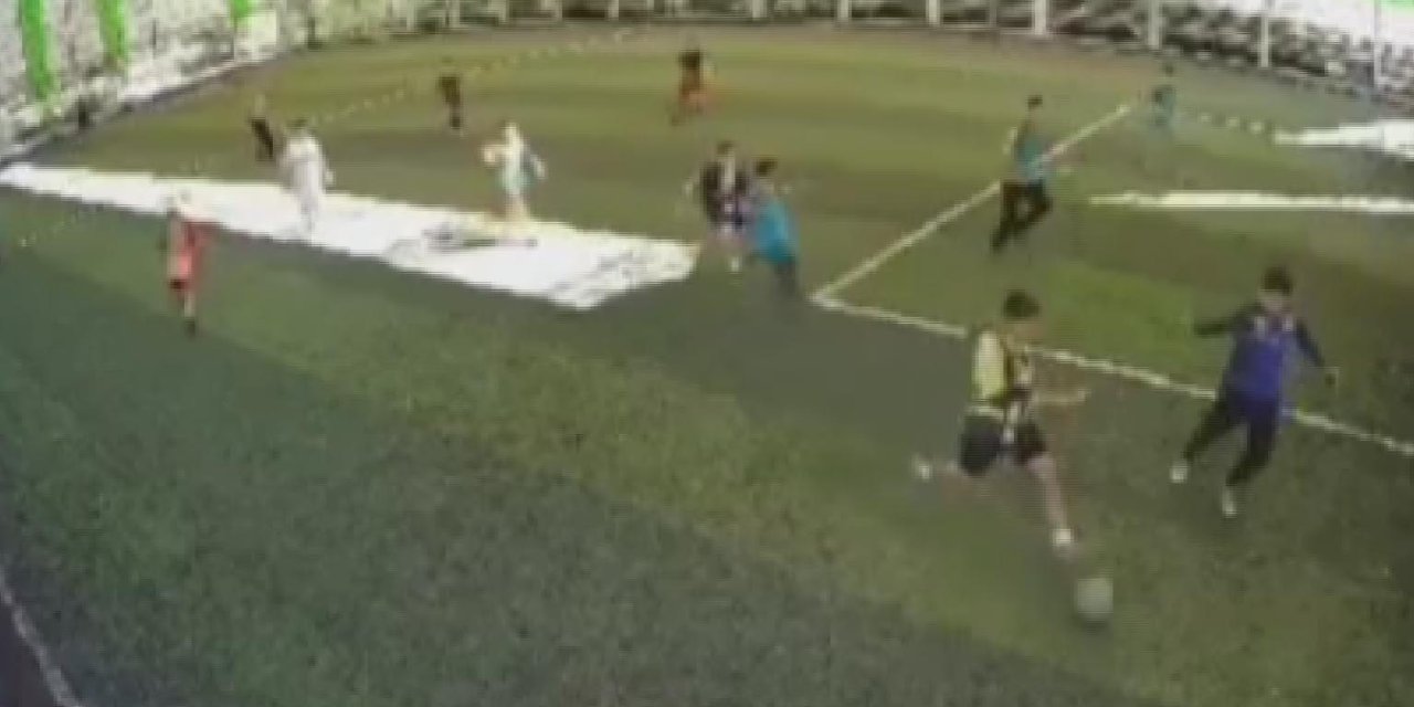 Antrenör Öğretmenden, Oğluna Faul Yapan Öğrenciye Dayak