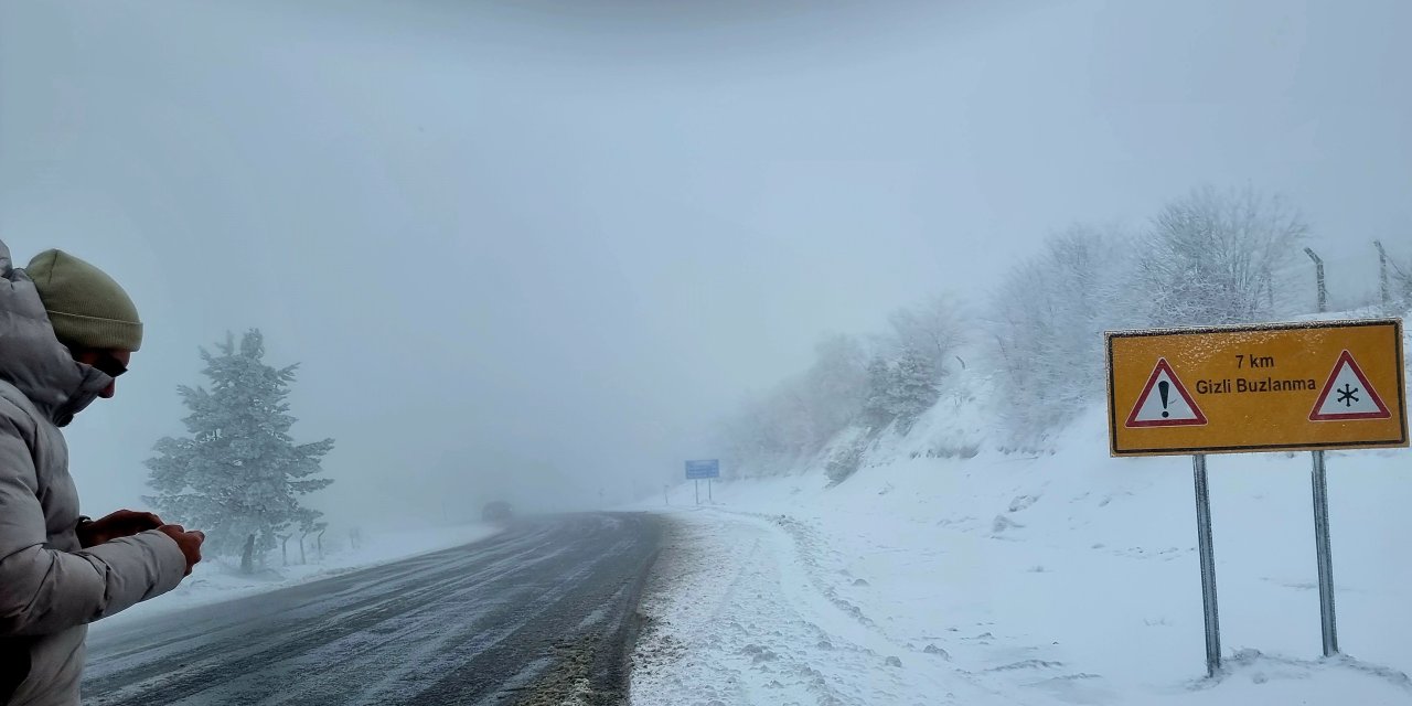 Domaniç'te kar ve buzlanma ulaşımı aksattı
