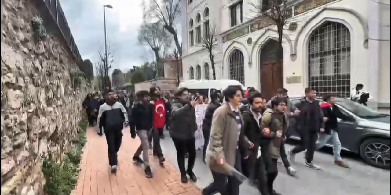 İstanbul Üniversitesi'nde izinsiz yürüyüşe polis müdahale etti