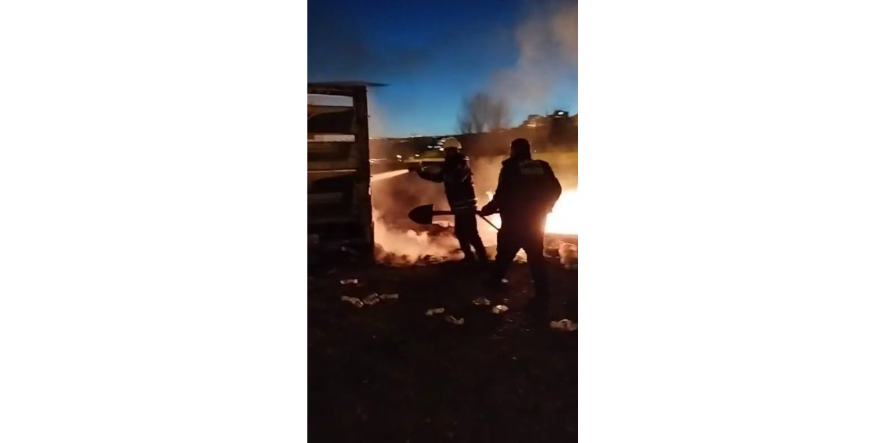 Kars'ta, kasasında geri dönüşüm malzemesi bulunan kamyonet yandı