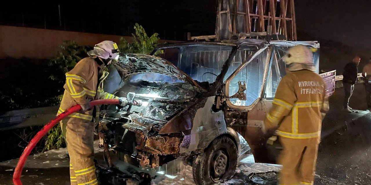 Kırıkkale'de Hareket Halindeki Cam Yüklü Kamyonet Yandı