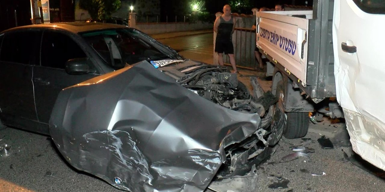 Ümraniye’de Otomobil Zabıta Aracına Çarptı: 2 Yaralı