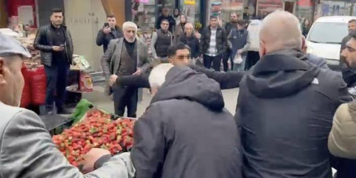 Zabıtaya tekme tokat saldırı: Seyyar satıcı ortalığı karıştırdı