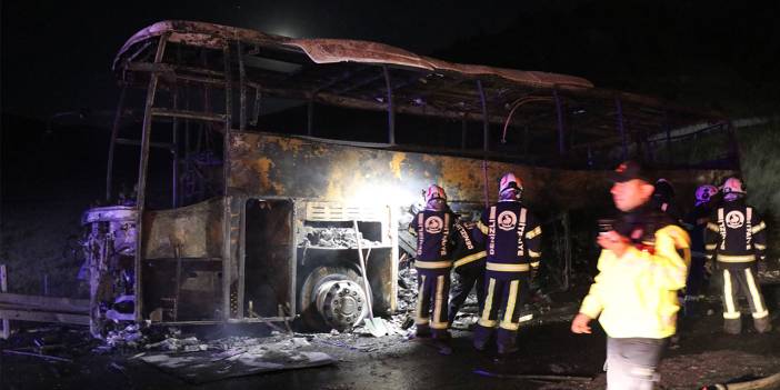 Bariyerlere çarpan yolcu otobüsü alev aldı: 8 ölü, 33 yaralı