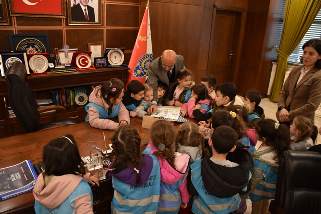 rizede-minik-ogrencilerden-polis-bayrami-ziyareti.jpg