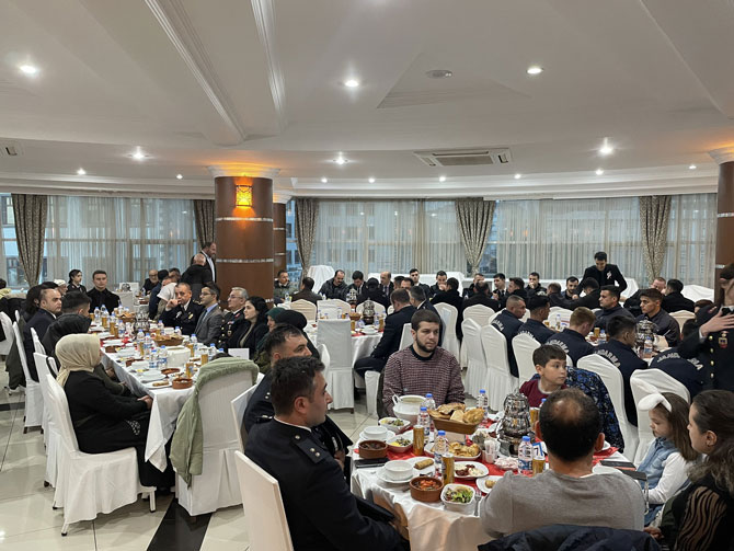 rizede-polis-haftasi-munasebetiyle-sehit-aileleri-onuruna-iftar-yemegi-duzenlendi.jpg