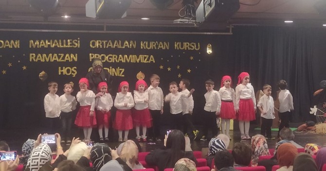 atmeydani-ortaalan-camii-4-6-yas-kuran-kursu-ogrencileri-kadir-gecesi-munasebetiyle-program-duzenledi-1.jpg
