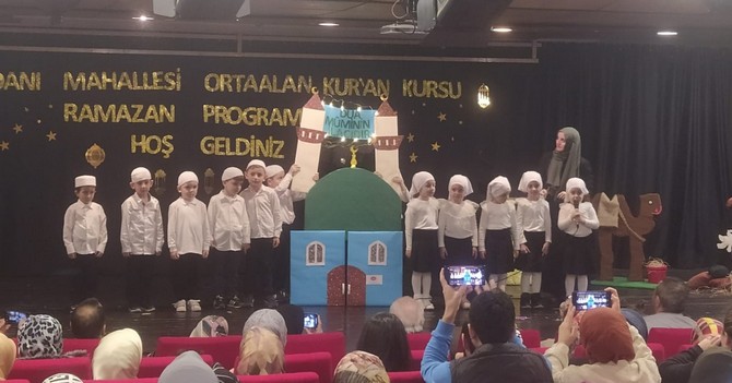 atmeydani-ortaalan-camii-4-6-yas-kuran-kursu-ogrencileri-kadir-gecesi-munasebetiyle-program-duzenledi-4.jpg