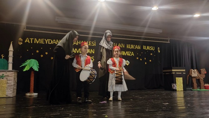 atmeydani-ortaalan-camii-4-6-yas-kuran-kursu-ogrencileri-kadir-gecesi-munasebetiyle-program-duzenledi-6.jpg