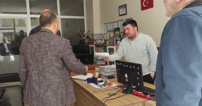 rize-il-muftusu-naci-cakmakci-kent-merkezinde-gerceklestirdigi-esnaf-ziyaretlerinde-esnafa-kuran-i-kerim-hediyesinde-bulundu-3.jpg