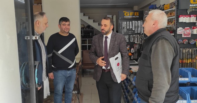 rize-il-muftusu-naci-cakmakci-kent-merkezinde-gerceklestirdigi-esnaf-ziyaretlerinde-esnafa-kuran-i-kerim-hediyesinde-bulundu-6.jpg