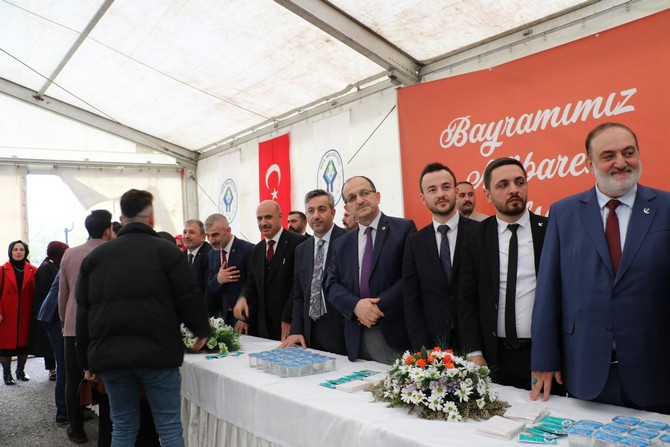 ak-parti-rize-teskilati-yogun-bir-katilimla-gerceklestirilen-rize-geleneksel-bayramlasma-programinda-vatandaslarla-bir-araya-geldi-3.jpg