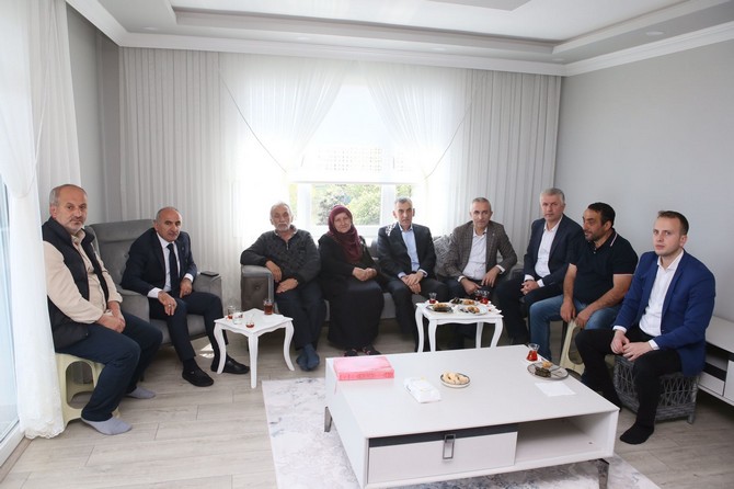 ak-parti-rize-milletvekili-adaylari-av-harun-mertoglu-ve-yilmaz-katmer-ramazan-bayrami-dolayisiyla-sehit-ailelerini-ziyaret-etti-3.jpg