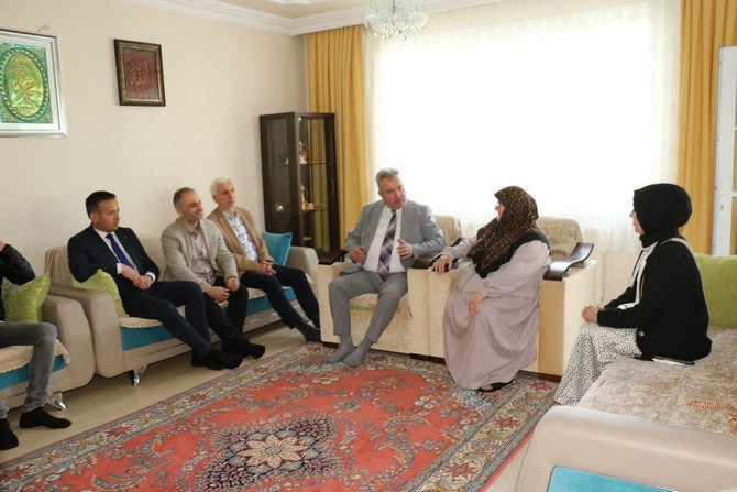 ak-parti-rize-milletvekili-adaylari-av-harun-mertoglu-ve-yilmaz-katmer-ramazan-bayrami-dolayisiyla-sehit-ailelerini-ziyaret-etti-5.jpg