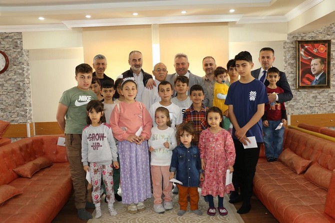 yilmaz-katmerden-depremzede-cocuklara-bayram-ziyareti-6.jpg