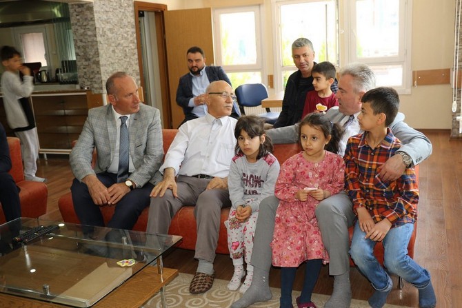 yilmaz-katmerden-depremzede-cocuklara-bayram-ziyareti-7.jpg
