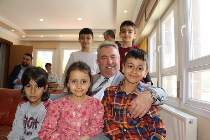 yilmaz-katmerden-depremzede-cocuklara-bayram-ziyareti-8.jpg