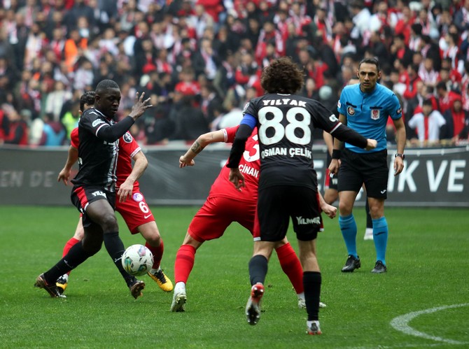 yilport-samsunspor-sahasinda-karsilastigi-ankara-keciorengucunu-4-1-yenerek-ligin-bitmesine-5-hafta-kala-sampiyon-olarak-super-lige-cikmayi-garantiledi-12.jpg