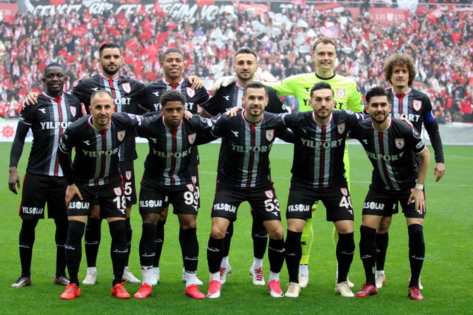 yilport-samsunspor-sahasinda-karsilastigi-ankara-keciorengucunu-4-1-yenerek-ligin-bitmesine-5-hafta-kala-sampiyon-olarak-super-lige-cikmayi-garantiledi-18.jpg