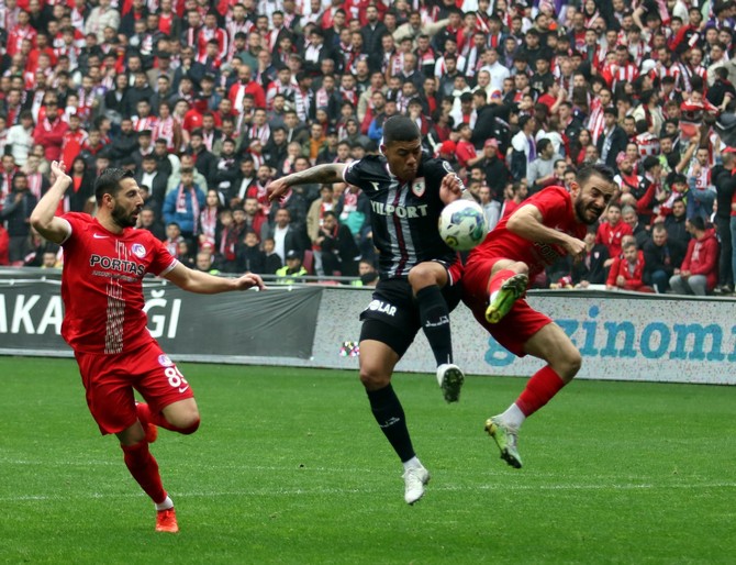 yilport-samsunspor-sahasinda-karsilastigi-ankara-keciorengucunu-4-1-yenerek-ligin-bitmesine-5-hafta-kala-sampiyon-olarak-super-lige-cikmayi-garantiledi-5.jpg