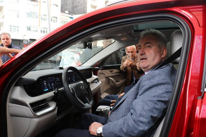ak-parti-rize-milletvekili-adayi-yilmaz-katmer-rizede-sergilenen-turkiyenin-yerli-ve-milli-otomobili-toggu-ziyaret-etti-18.jpg