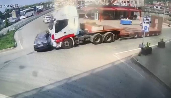 artvinde-tir-rize-plakali-otomobile-carpti-3-kisinin-yaralandigi-kaza-ani-kamerada-1.jpg