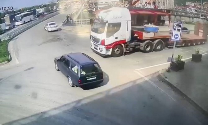 artvinde-tir-rize-plakali-otomobile-carpti-3-kisinin-yaralandigi-kaza-ani-kamerada-2.jpg