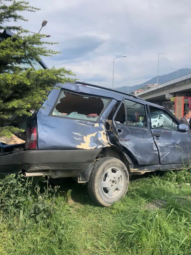 artvinde-tir-rize-plakali-otomobile-carpti-3-kisinin-yaralandigi-kaza-ani-kamerada-3.jpg