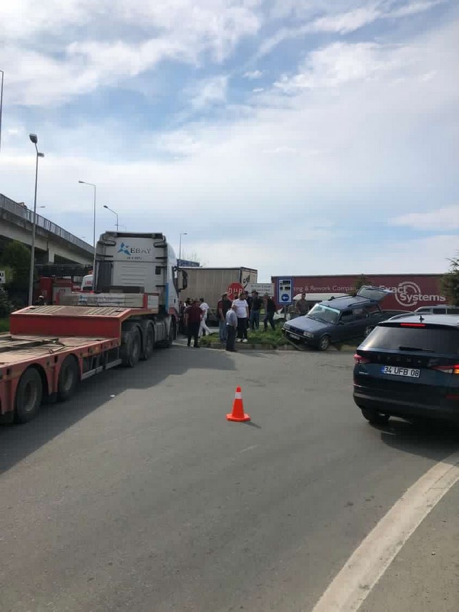artvinde-tir-rize-plakali-otomobile-carpti-3-kisinin-yaralandigi-kaza-ani-kamerada-4.jpg