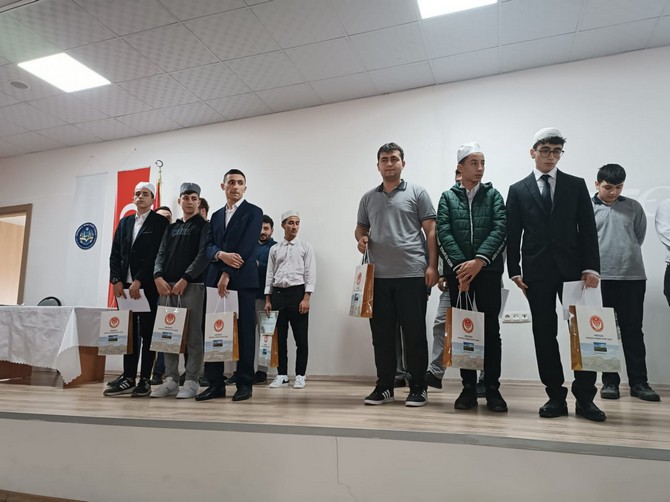 imam-hatip-ortaokulu-ve-anadolu-imam-hatip-lisesi-erkek-ogrencileri-arasinda-duzenlenen-genc-sada-kuran-i-kerimi-guzel-okuma-ve-genc-muhafizlar-hafizlik-yarismalari-rize-il-finali-12.jpg