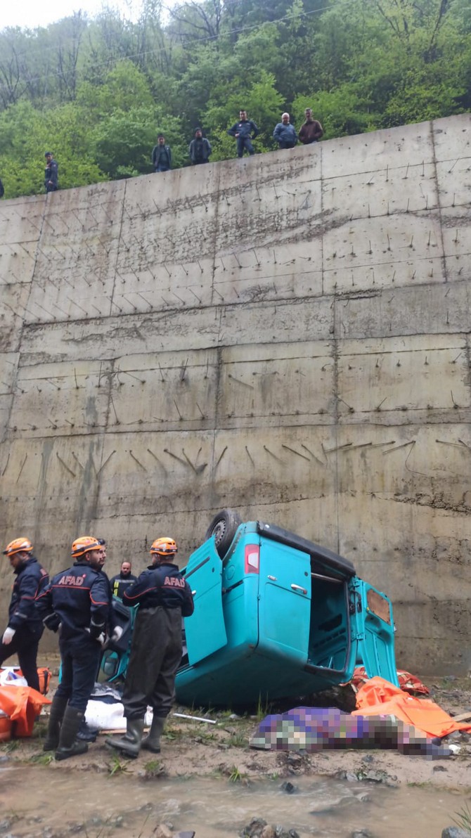rizede-dereye-dusen-hafif-ticari-aractaki-4-kisi-oldu-1-kisi-yaralandi-2.jpg