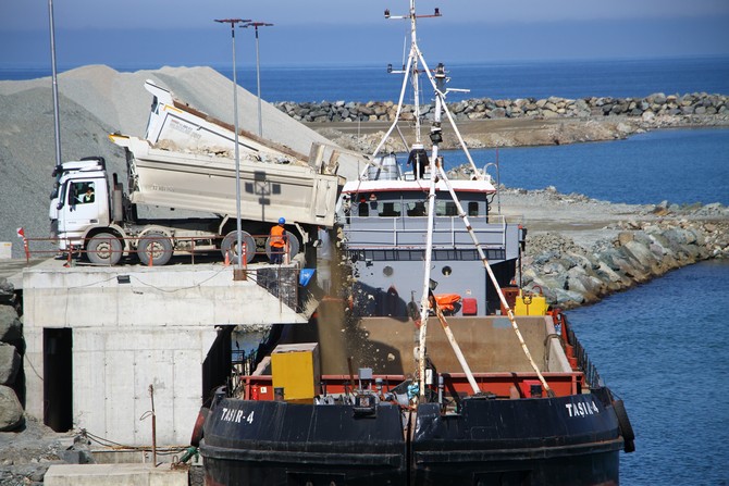 rizeli-is-adami-kral-faysal-cillioglu-rizenin-iyidere-ilcesinde-deniz-dolgusu-uzerinde-yapimi-suren-lojistik-merkezi-tamamlaninca-limani-rizelilerin-bir-araya-gelip-isletmesi-gerektigini-soyledi-5.jpg