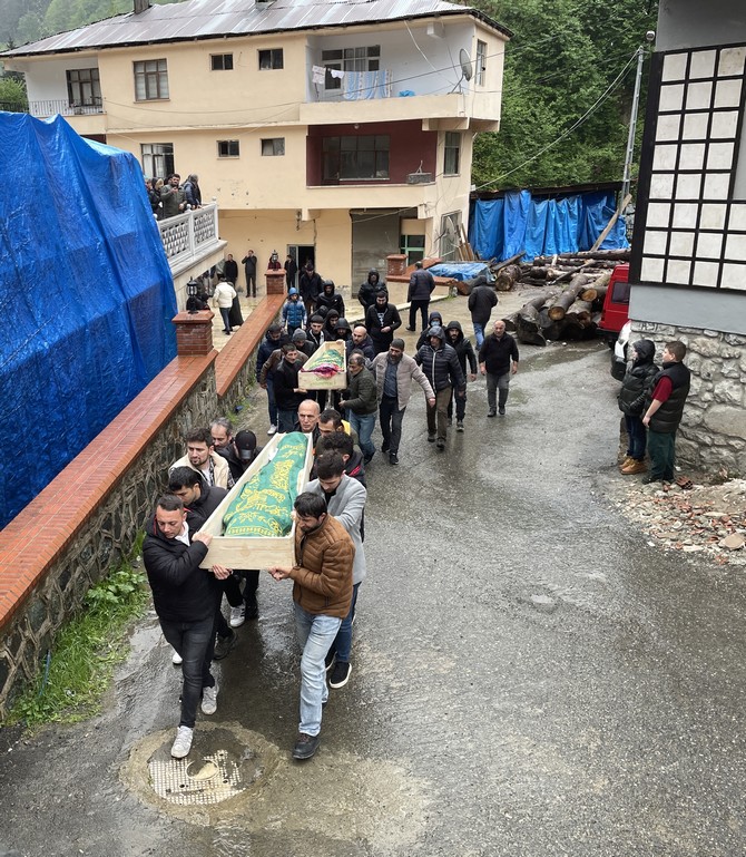 rizedeki-trafik-kazasinda-olen-5-kisinin-cenazeleri-topraga-verildi-3.jpg