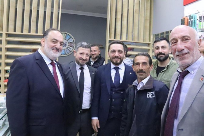 yeniden-refah-partisi-rize-milletvekili-adaylari-pazarda-secim-calismalarini-surdurdu-9.jpg