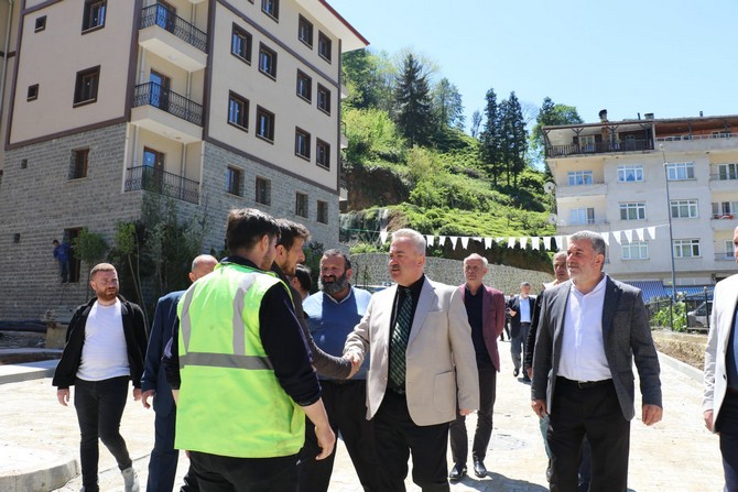 ak-parti-rize-milletvekili-adayi-yilmaz-katmer-buyukkoyde-vatandaslarla-bir-araya-gelerek-yapimi-devam-eden-toki-konutlarini-inceledi-3.jpg