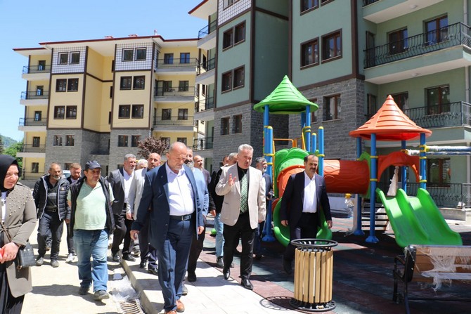 ak-parti-rize-milletvekili-adayi-yilmaz-katmer-buyukkoyde-vatandaslarla-bir-araya-gelerek-yapimi-devam-eden-toki-konutlarini-inceledi-4.jpg