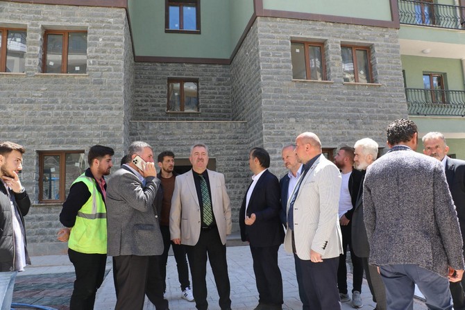 ak-parti-rize-milletvekili-adayi-yilmaz-katmer-buyukkoyde-vatandaslarla-bir-araya-gelerek-yapimi-devam-eden-toki-konutlarini-inceledi-6.jpg