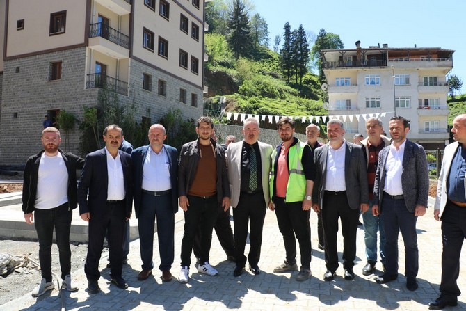 ak-parti-rize-milletvekili-adayi-yilmaz-katmer-buyukkoyde-vatandaslarla-bir-araya-gelerek-yapimi-devam-eden-toki-konutlarini-inceledi-8.jpg