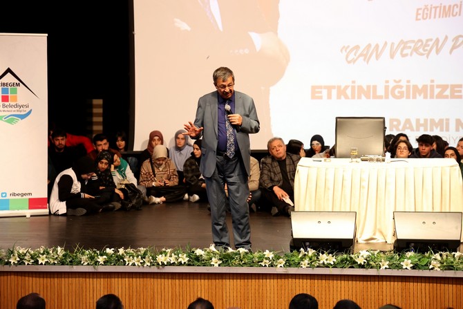 rize-belediyesi-genclik-merkezi-ve-bilgi-evi-ribegem-tarafindan-tum-vatandaslarin-ucretsiz-olarak-katilabilecegi-egitimci-yazar-hayati-inancin-sunumuyla-can-veren-pervaneler-konulu-program-gerceklest-3.jpg