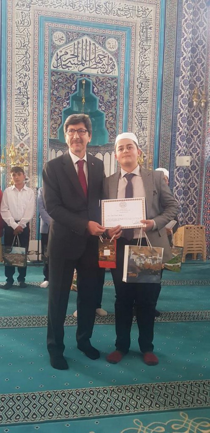 rize-genc-bilaller-ezan-okuma-yarismasi-1-si-omer-nasuhi-celik-gumushanede-duzenlenen-bolge-finallerinde-de-1-lik-elde-ederek-turkiye-finallerine-katilmaya-hak-kazandi-6.jpg