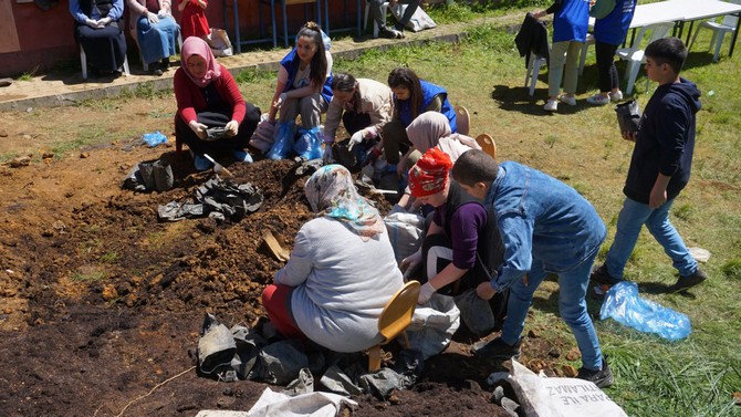 rizede-findikli-sumer-ilkokulunda-cay-fidesi-kermesi-duzenlendi-5.jpg