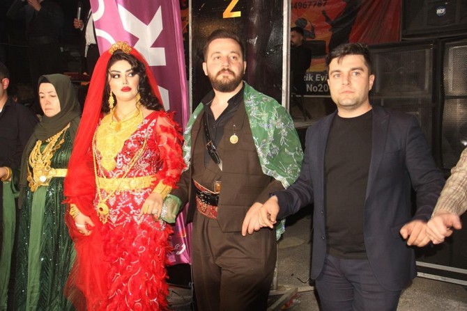hakkarideki-jirki-asireti-liderinin-oglu-icin-yapilan-dugune-10-bin-kisi-katilirken-damada-5-milyon-300-bin-tl-iranli-geline-ise-15-kilo-altin-takildi-1.jpg