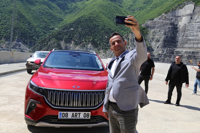 turkiyenin-yerli-otomobili-toggun-anadolu-kirmizisi-modeli-turkiyenin-en-buyuk-2-baraji-olan-deriner-barajiyla-bulustu-bir-yanda-elektrik-ureten-deriner-baraji-bir-yanda-elektrikle-calisan-togg-10.jpg