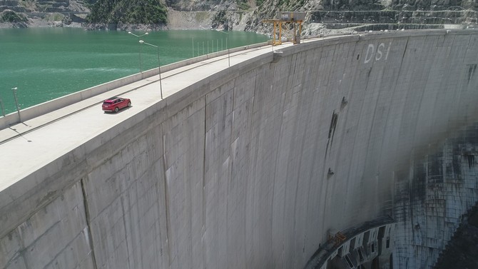 turkiyenin-yerli-otomobili-toggun-anadolu-kirmizisi-modeli-turkiyenin-en-buyuk-2-baraji-olan-deriner-barajiyla-bulustu-bir-yanda-elektrik-ureten-deriner-baraji-bir-yanda-elektrikle-calisan-togg-4.jpg
