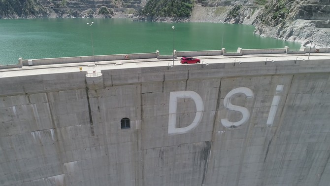 turkiyenin-yerli-otomobili-toggun-anadolu-kirmizisi-modeli-turkiyenin-en-buyuk-2-baraji-olan-deriner-barajiyla-bulustu-bir-yanda-elektrik-ureten-deriner-baraji-bir-yanda-elektrikle-calisan-togg-5.jpg