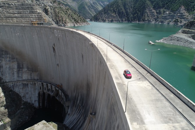 turkiyenin-yerli-otomobili-toggun-anadolu-kirmizisi-modeli-turkiyenin-en-buyuk-2-baraji-olan-deriner-barajiyla-bulustu-bir-yanda-elektrik-ureten-deriner-baraji-bir-yanda-elektrikle-calisan-togg-6.jpg