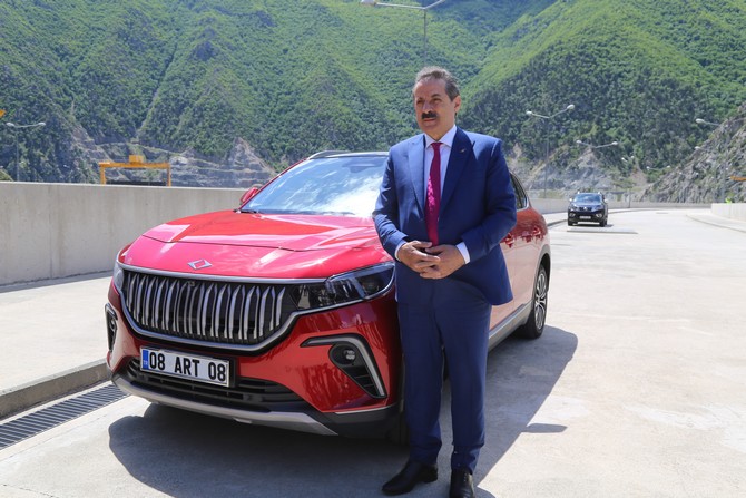 turkiyenin-yerli-otomobili-toggun-anadolu-kirmizisi-modeli-turkiyenin-en-buyuk-2-baraji-olan-deriner-barajiyla-bulustu-bir-yanda-elektrik-ureten-deriner-baraji-bir-yanda-elektrikle-calisan-togg-8.jpg