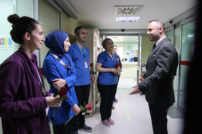 rteu-rektoru-prof-dr-yusuf-yilmaz-12-mayis-hemsireler-gunu-dolayisiyla-recep-tayyip-erdogan-universitesi-rteu-egitim-ve-arastirma-hastanesinde-gorev-yapan-hemsirelerimizi-ziyaret-etti-10.jpg